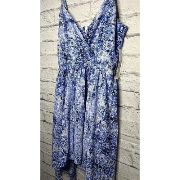 NWT Aqua Women's Blue White Paisley Handkerchief Mini Dress M. - Picture 3 of 11